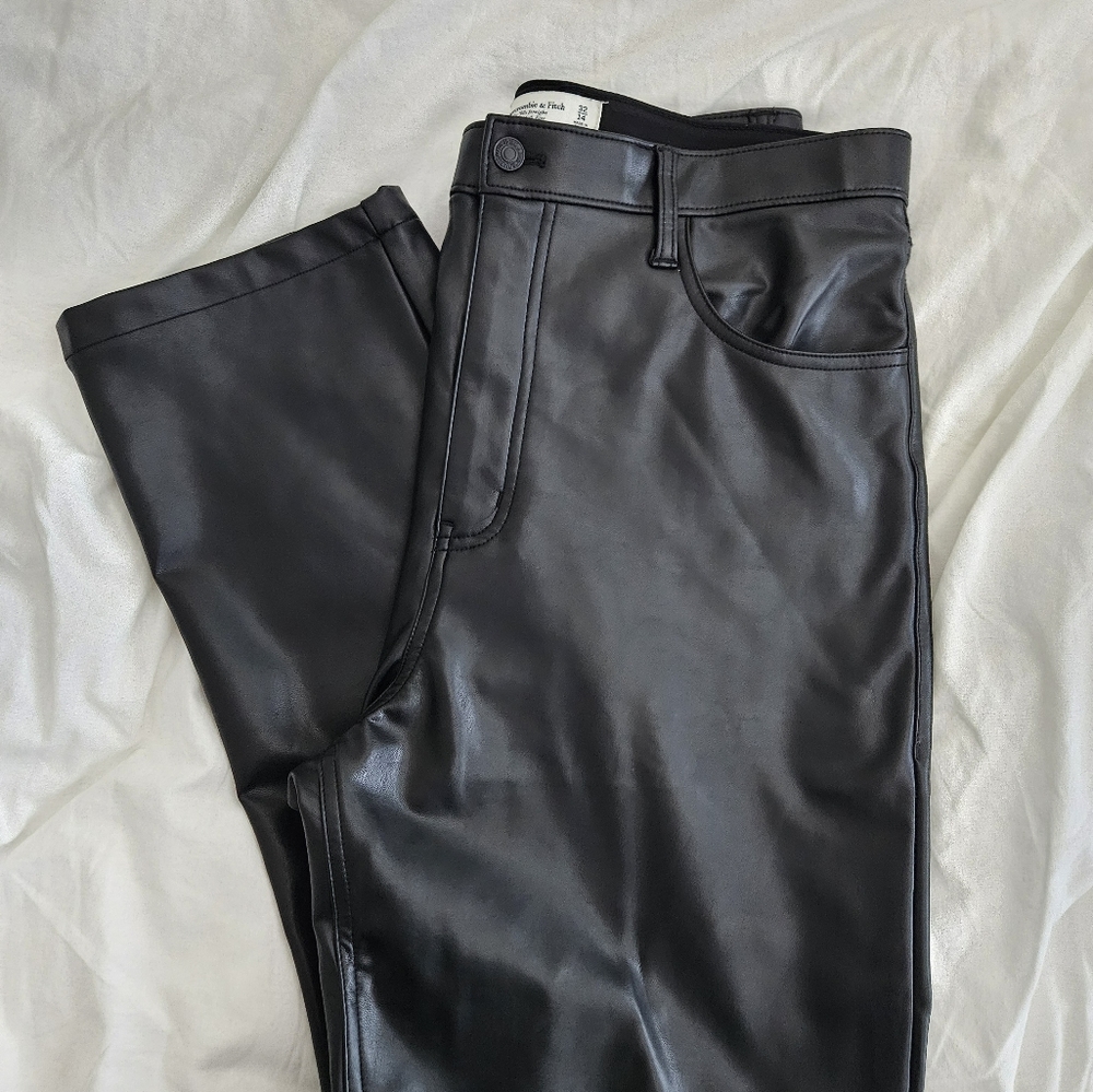 Abercrombie, The 90s Straight Ultra High Rise Vegan Leather, Size 32